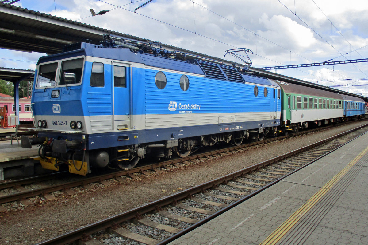 CD 362 125 calls at Tabor with a short hopper on 16 September 2018.