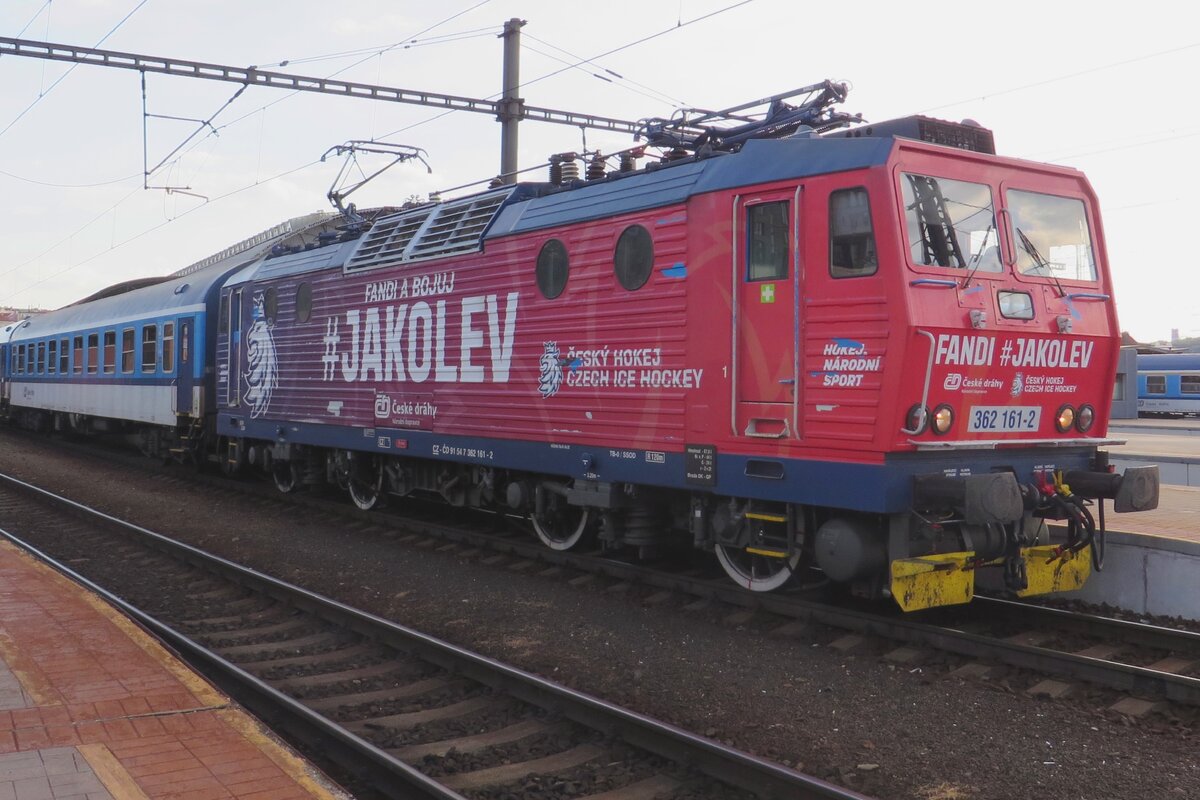 CD 362 161 basks in the sun light at Praha hl.n. on 12 June 2022.