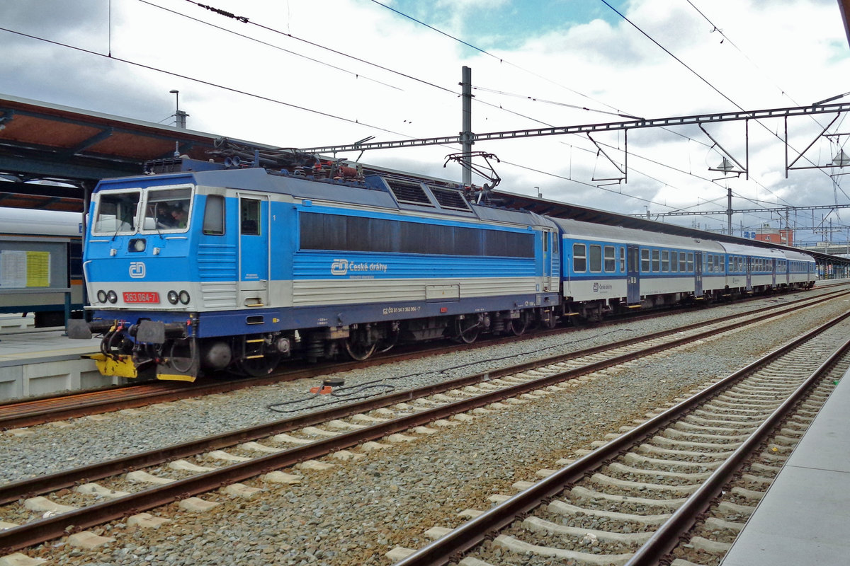 CD 363 064 stands in Plzen hl.n. on 15 September 2017.