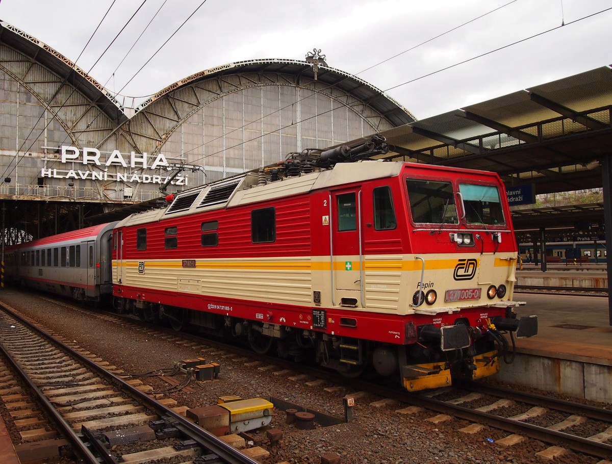 CD 371 005-0 at Praha hl.n. on 8 November 2013.