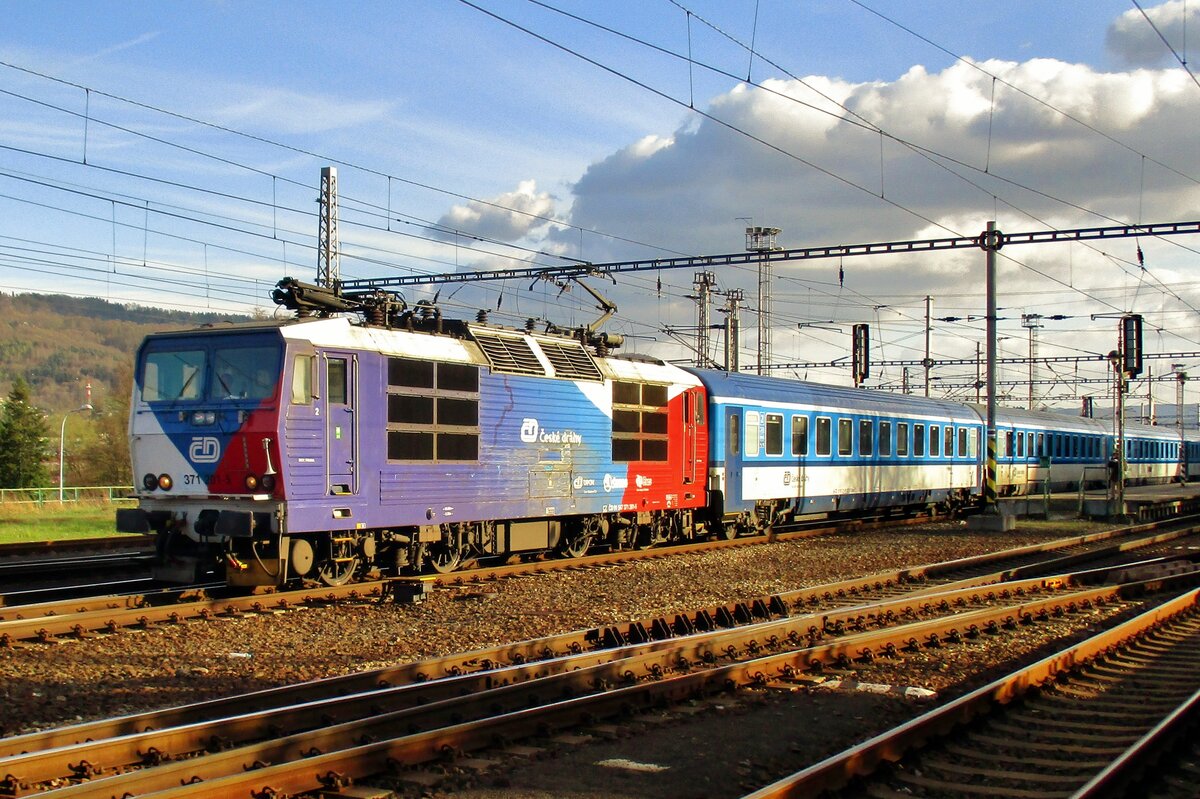 CD 371 201 gets flagged at Decin hl.n. hauling an EC train to Dresden on 6 April 2018. The train was photographed from the elongated Platform-1.