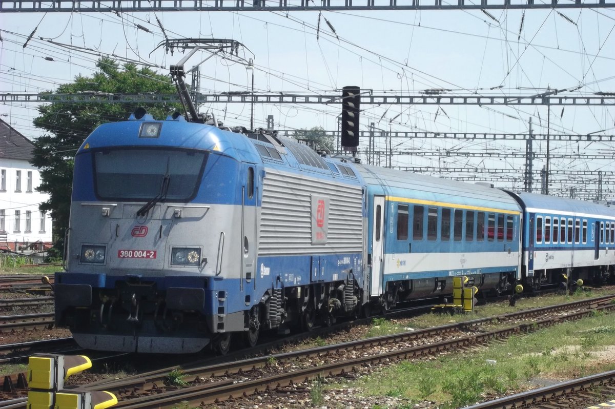 CD 380 004 enters Bratislava hl.st. with EuroCity 'HUNGARIA' (Hamburg--Berlin0--Prague--Bratislava--Budapest) on 29 May 2015.