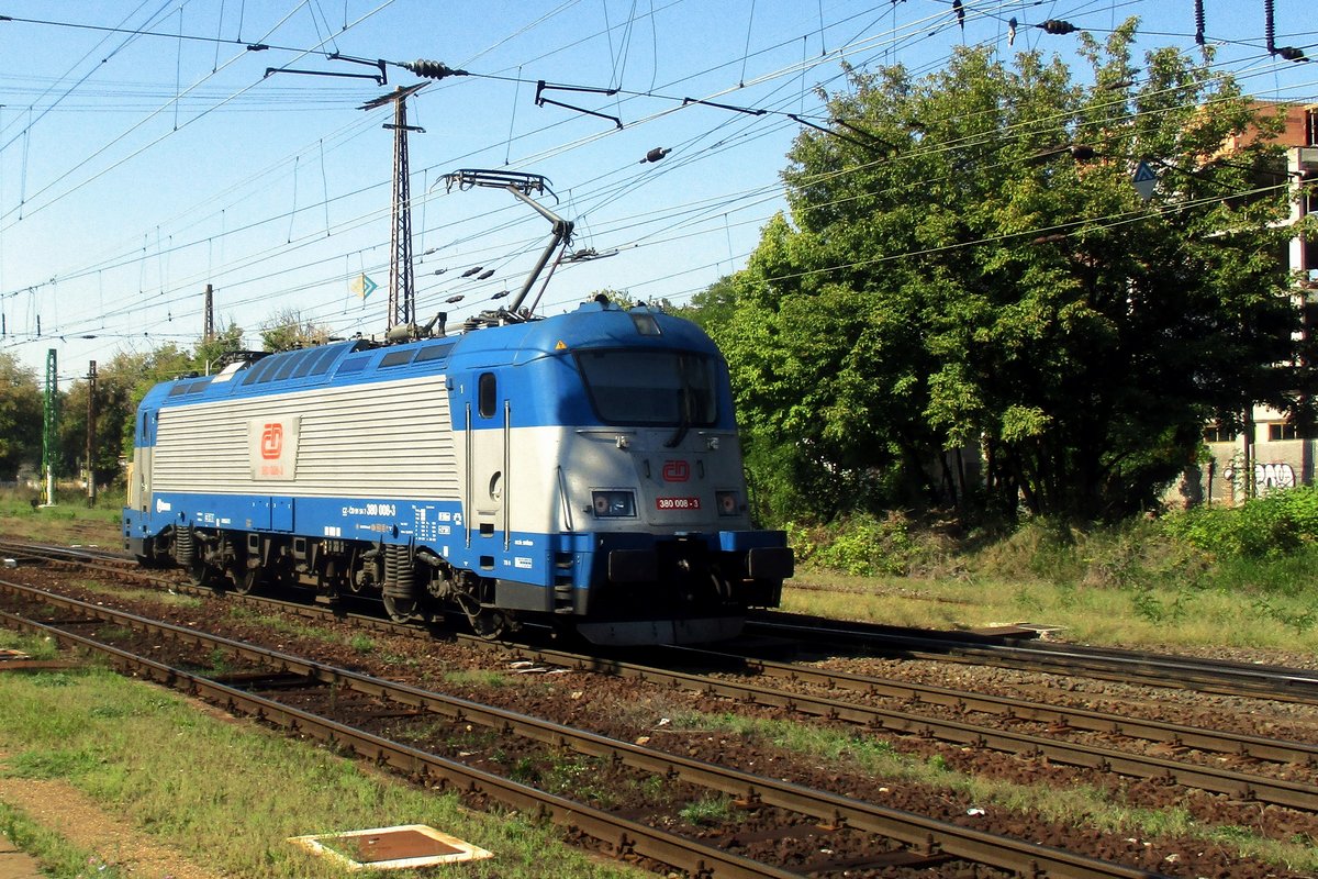 CD 380 008 runs light through Rakosrendeszö on 8 September 2018.