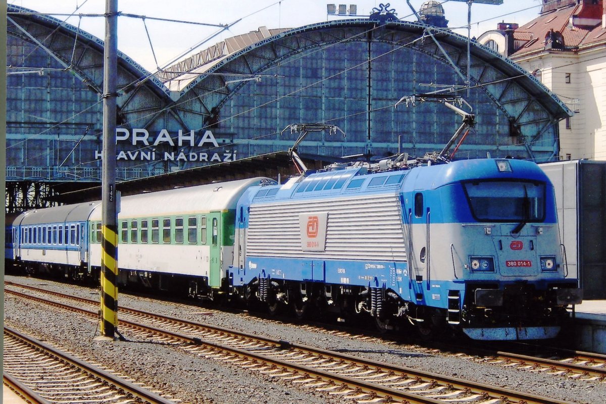 CD 380 014 flexes her muscles at Praha hl.n. on 7 May 2011.