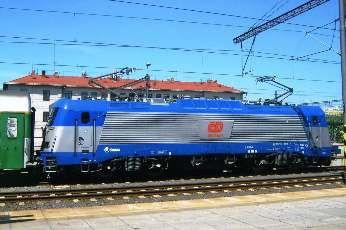 CD 380 014 flexes her muscles at Praha hl.n. on 7 May 2011.