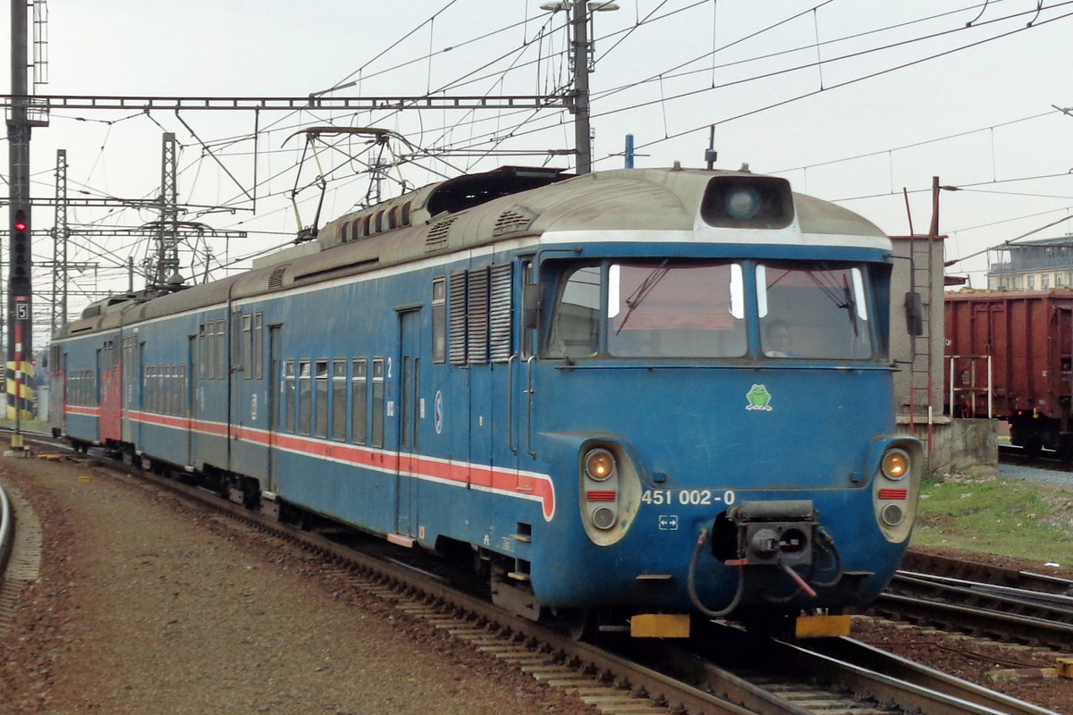 CD 451 002 enters Praha-Liben on 30 May 2012.