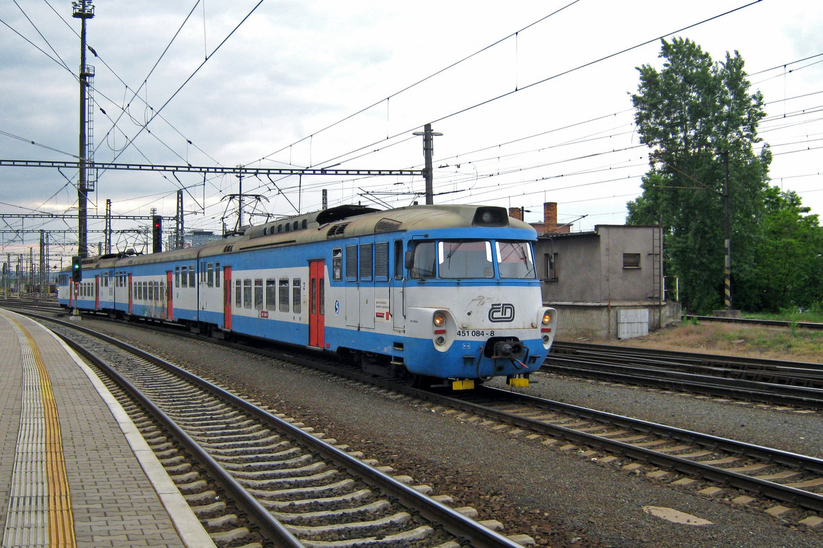 CD 451 084 enters Praha-Liben on 13 May 2012