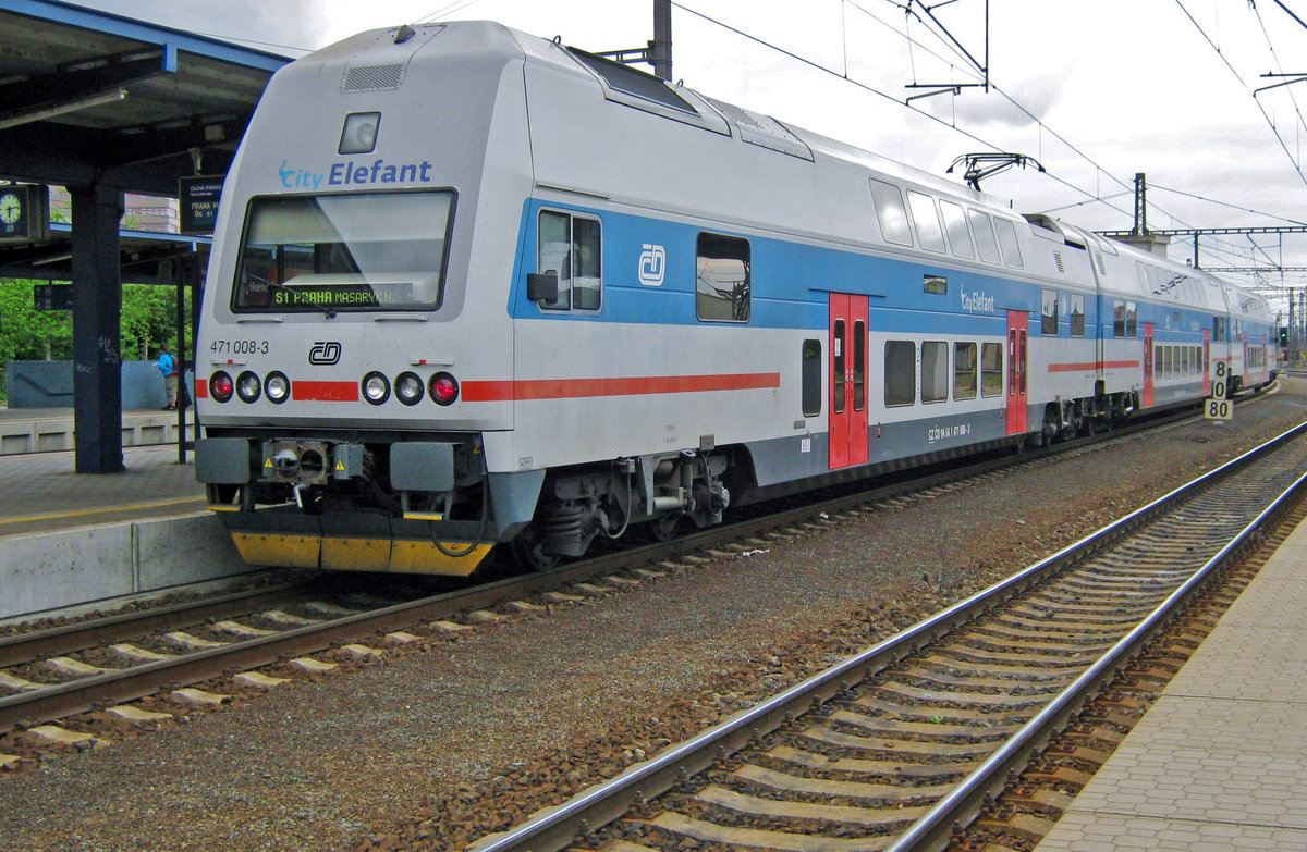 CD 471 008 leaves Praha-Liben for Masarykovo on 13 May 2012. The first 23 EMUs of this class had the cabs, seen here. From 471 024, the remainder of the class were build with slightly modified cabs.