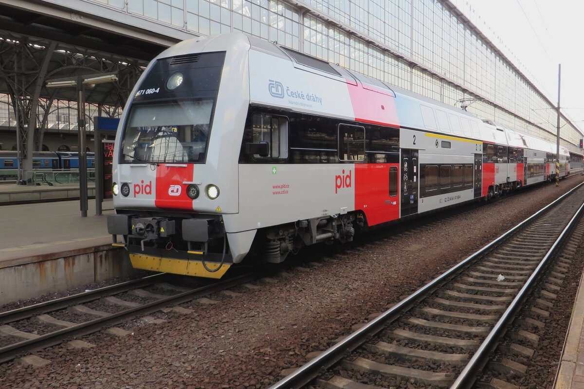 CD 471 060 is the first of her class to show the PID colours at Praha hl.n. on 12 June 2022.