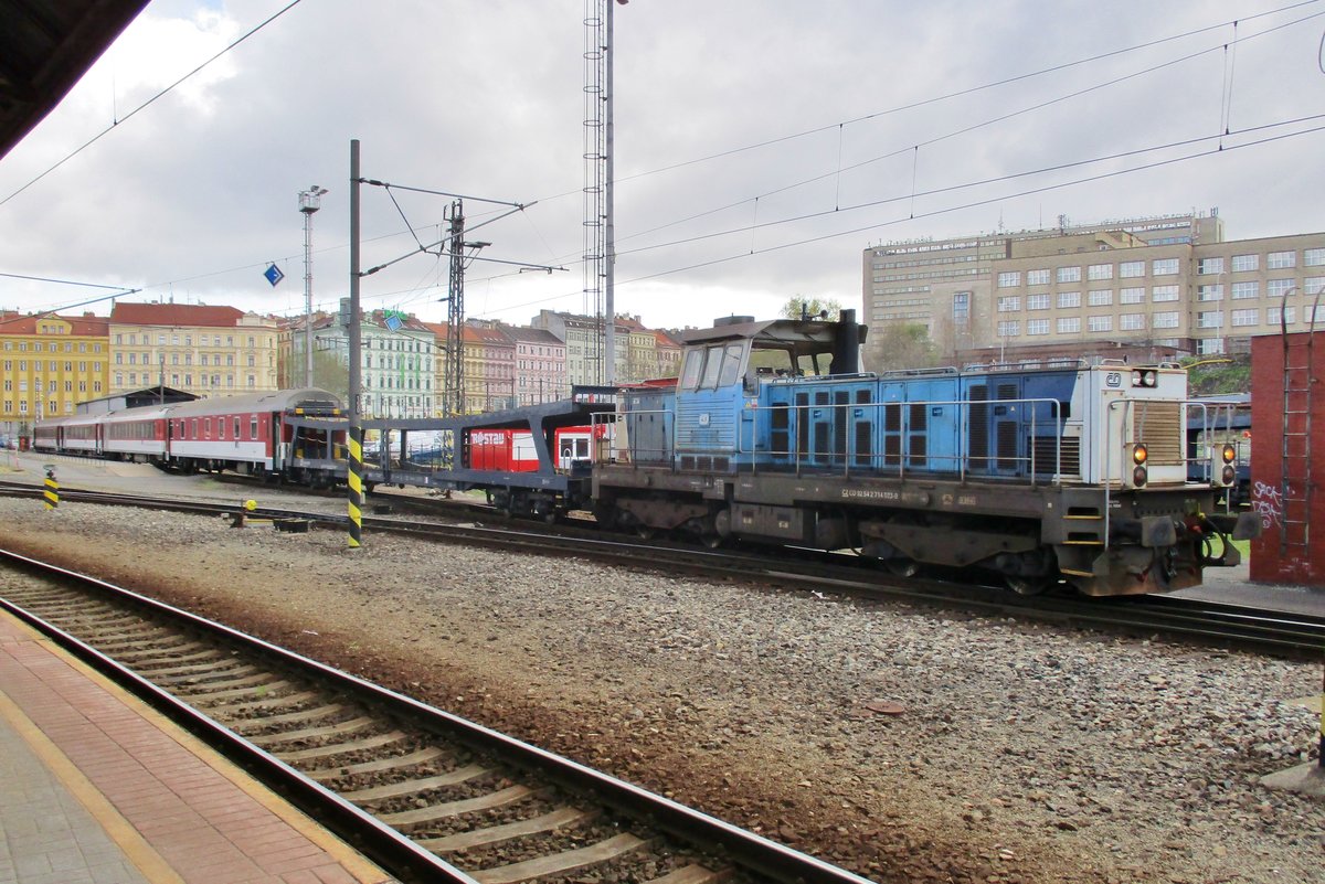 CD 714 023 shunts overnight stock at Praha hl.n. on 31 May 2012.