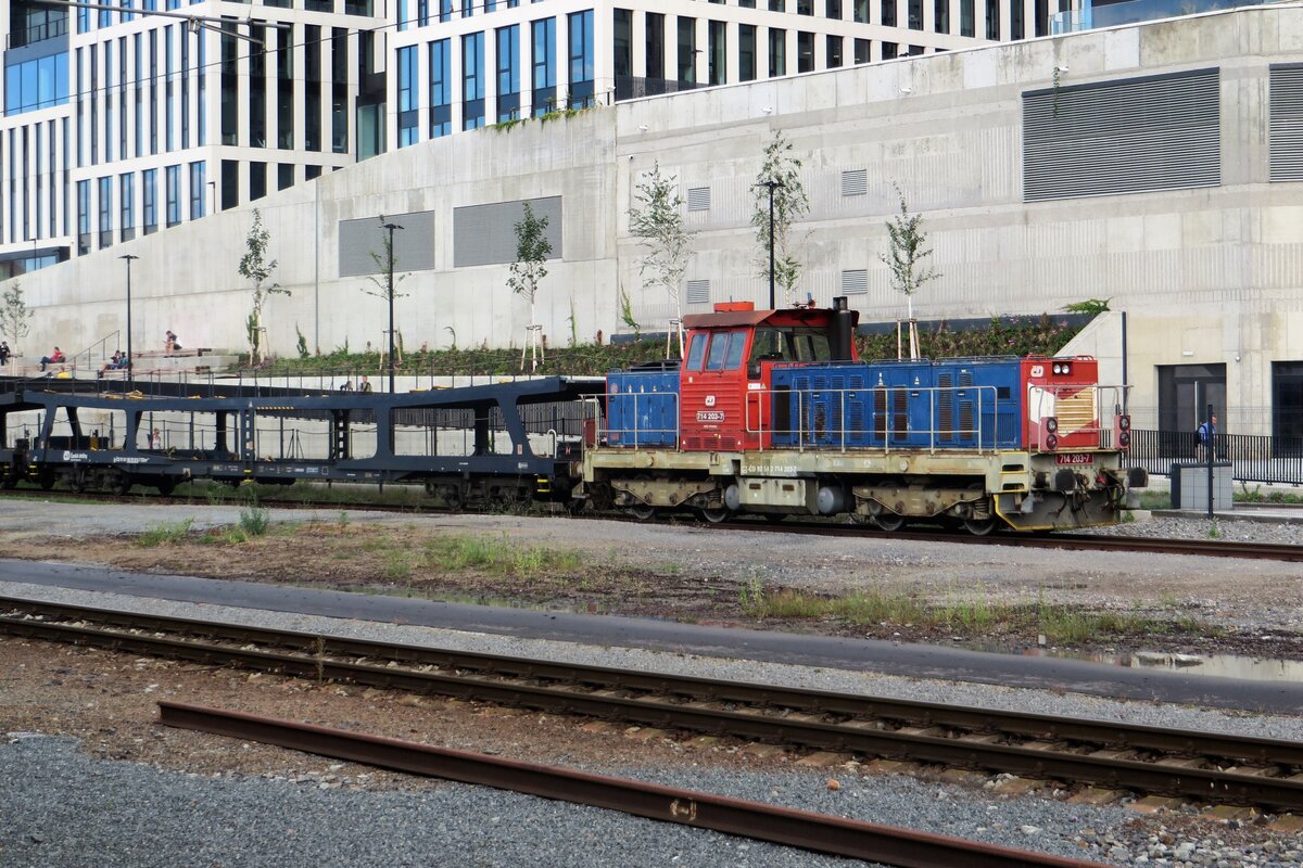 CD 714 203 standas at praha hl.n. on 12 June 2022. The 'back side' of Prague's main Station has seen extensive renovation and gained an extra entrance to the station in the proces.