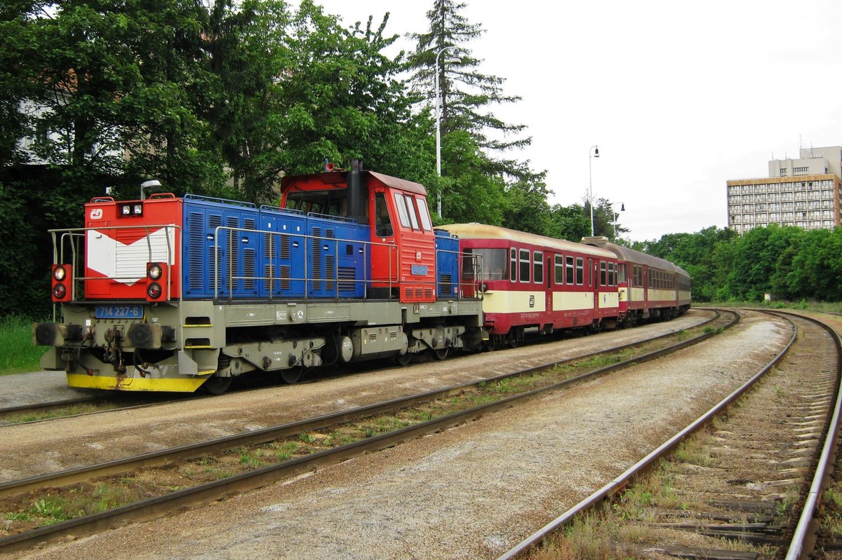 CD 714 227 stands in Praha-Veleslavin on 14 May 2012.