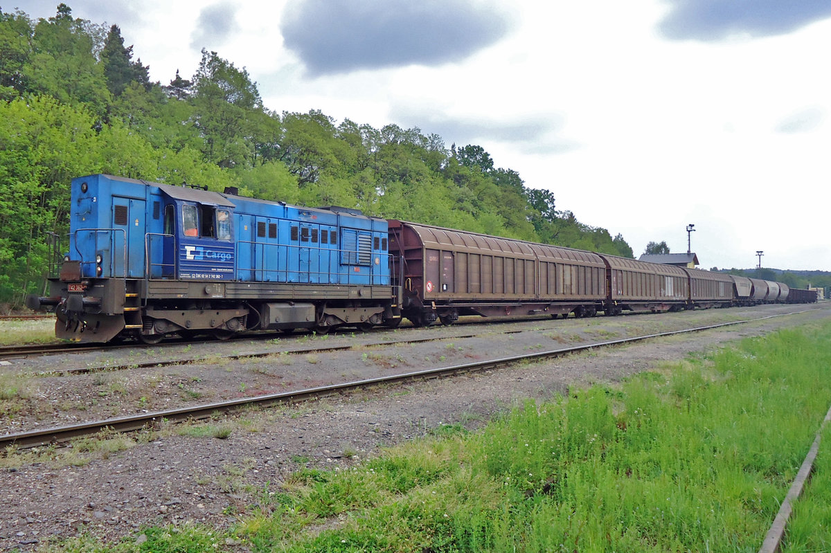 CD 742 362 enters Luzna u Rakovnika with a freight from Praha-Bubny.