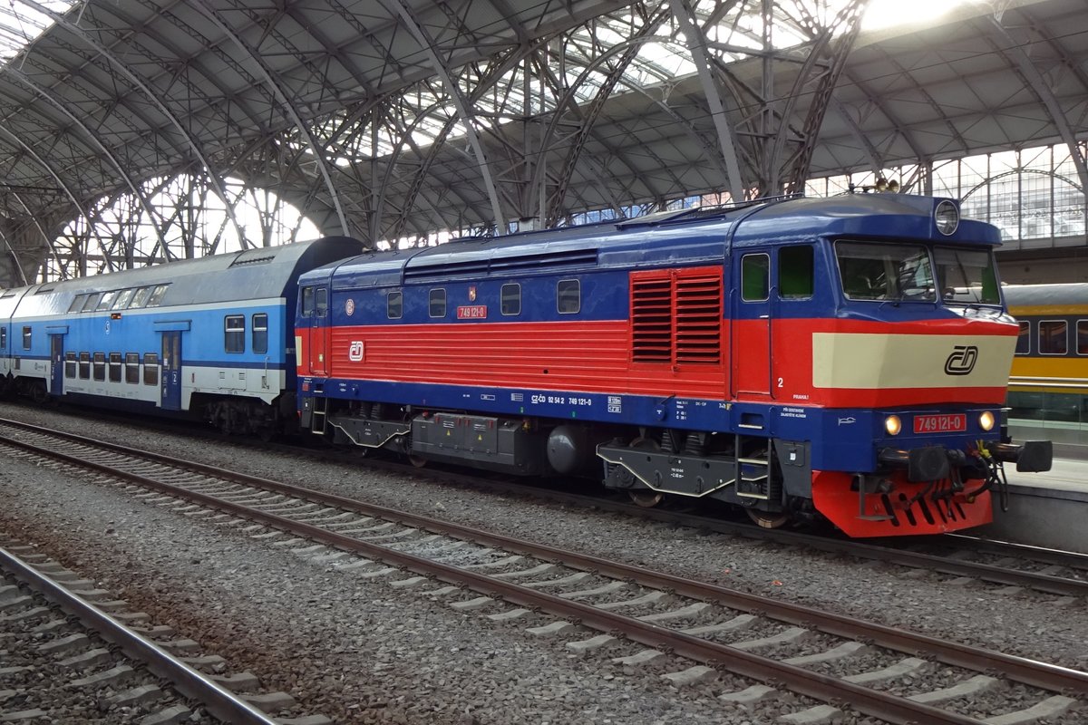 CD 749 121 stands in Praha hl.n. on 19 September 2020.