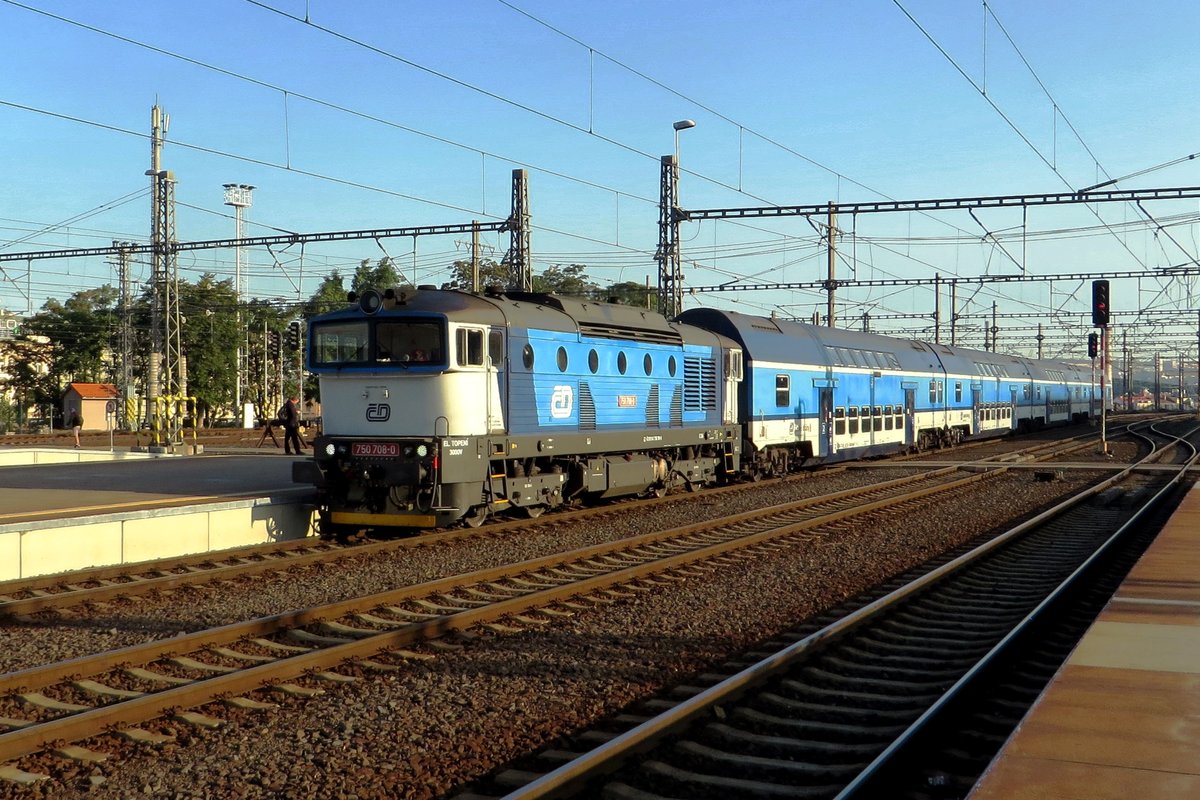 CD 750 708 enters Praha hl.n. with older urban stock on 20 September 2020.