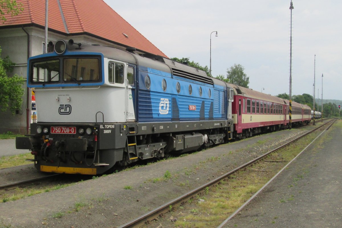 CD 750 708 stands in Rakovnik ready for departure to Praha-Masarykovo on 25 May 2015.