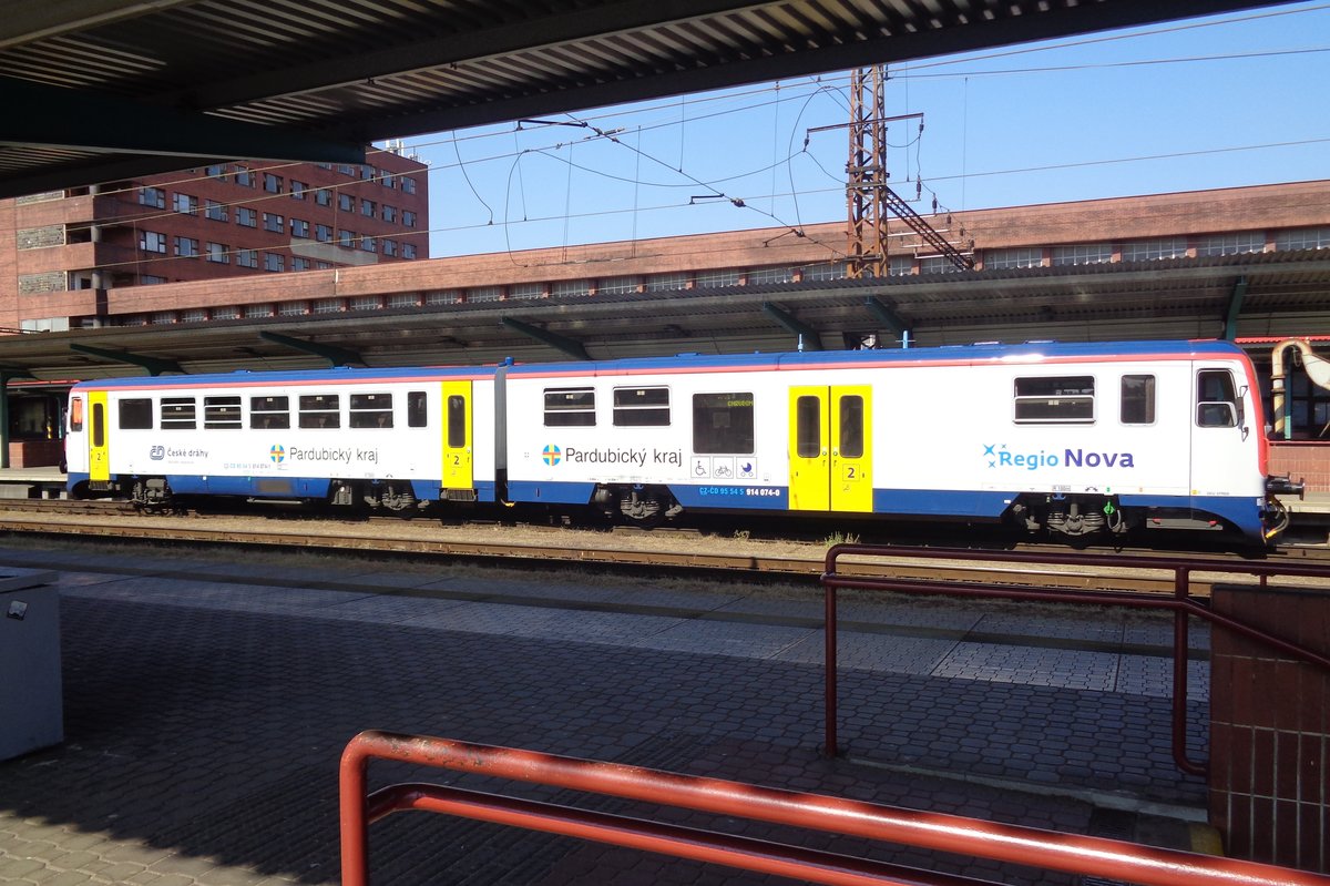 CD 814 074 stands on 22 September 2017 in Pardubice, showing the advertising livery for the local and regionaltrains in the Pardubice-region.