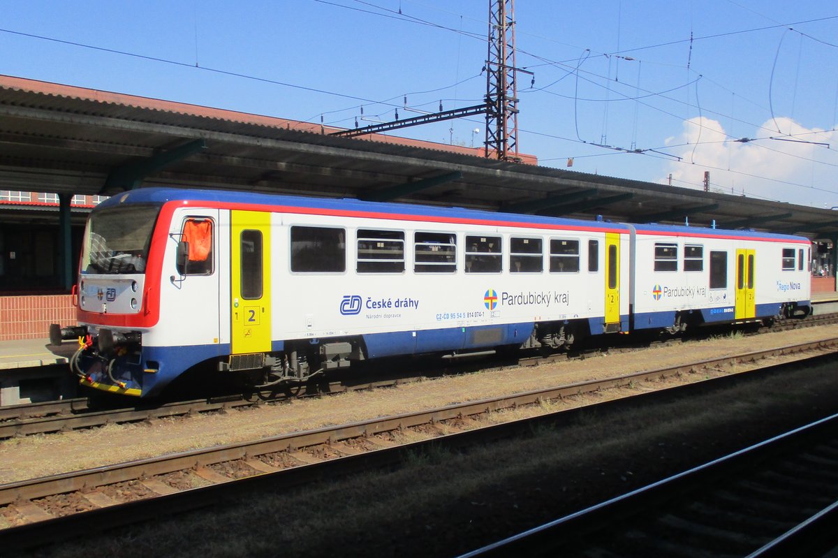 CD 814 074 stands on 22 September 2017 in Pardubice, showing the advertising livery for the local and regionaltrains in the Pardubice-region.