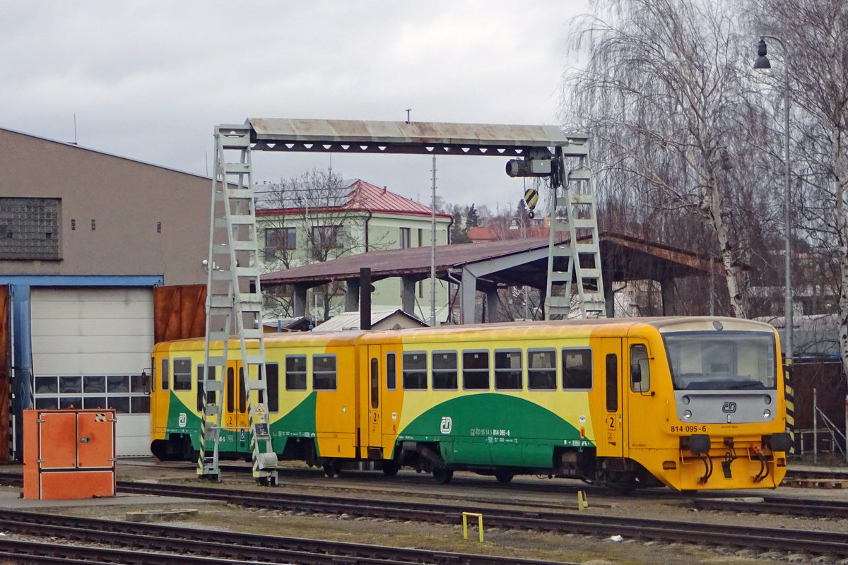 CD 814 095 gets attention at teh works adjacent to the station of Havlickuv Brod on 23 February 2020.