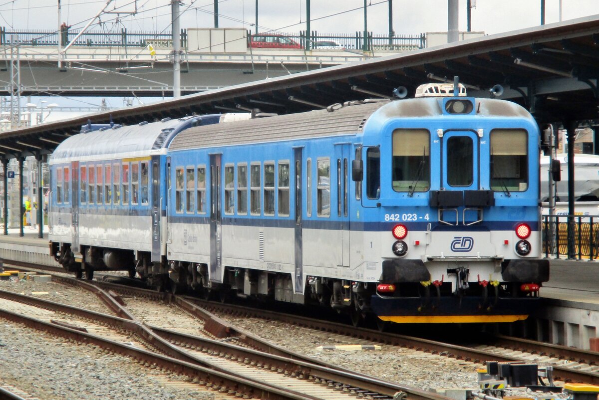 CD 842 023 stands in Plzen hl.n. on 15 September 2017.