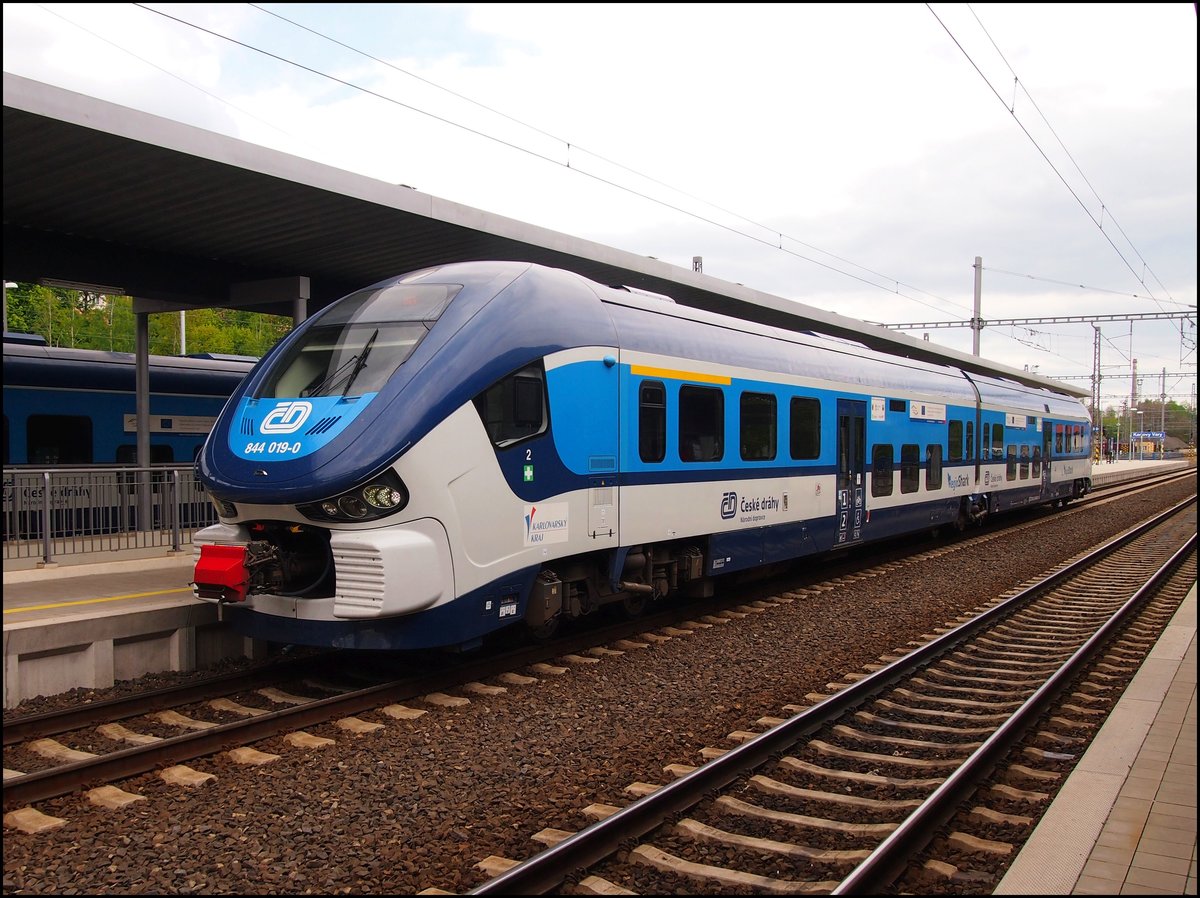 CD 844 019-0 on 10.4.2019 in Central Station Karlovy Vary.