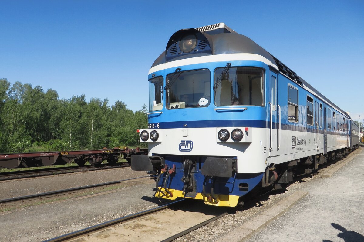 CD 854 213 calls at Kladno on 12 June 2022.