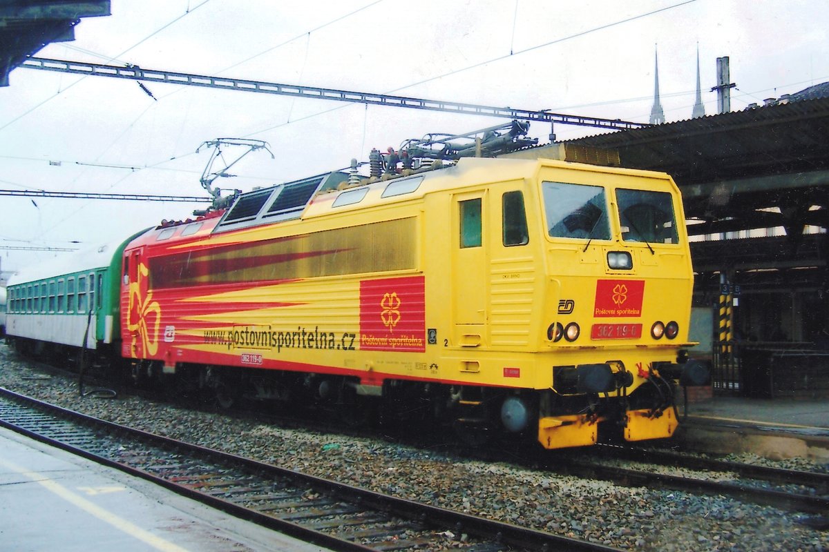 CD advertiser 362 119 stands in Brno hl.n. on a rainy 22 May 2008.