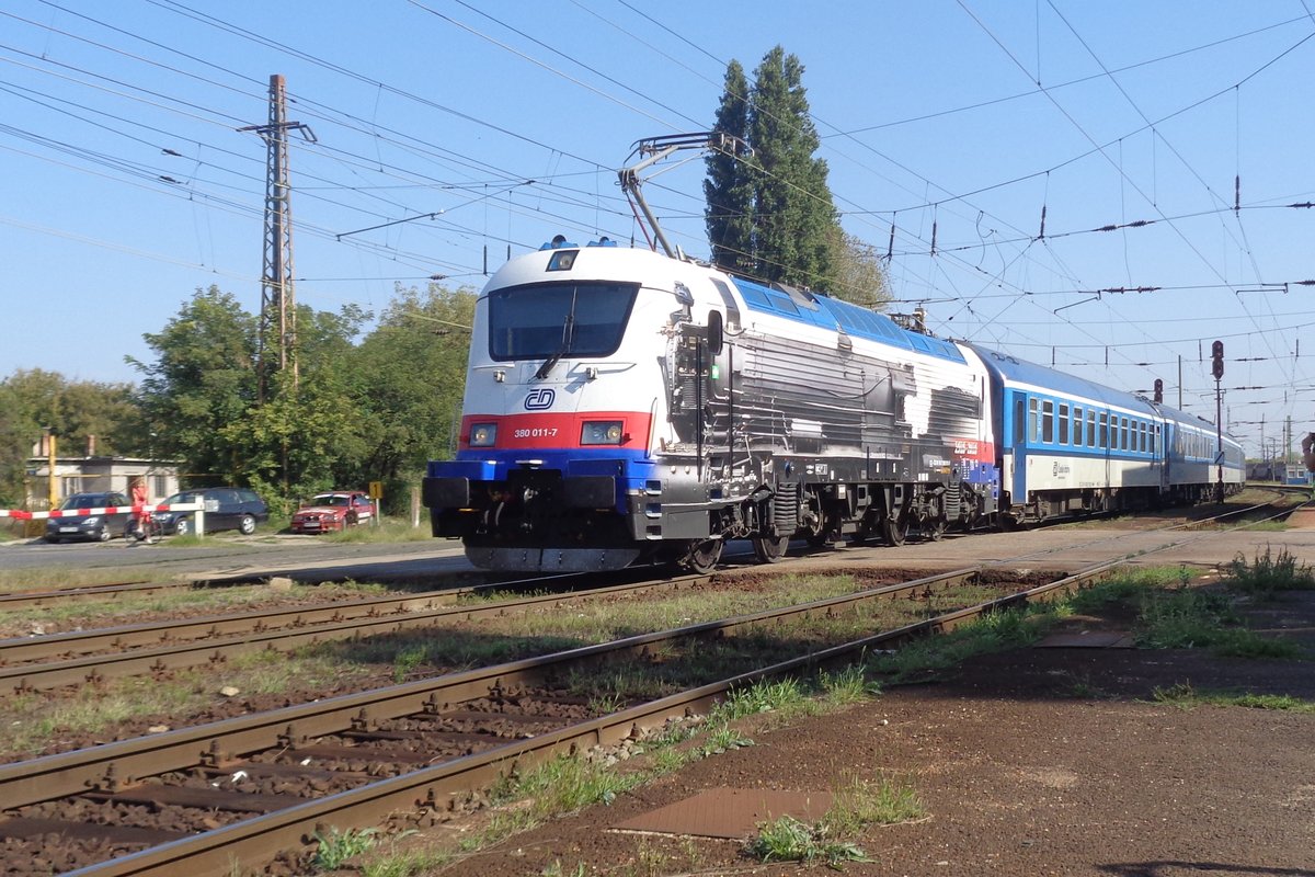 CD advertiser 380 011 flies through Rakosrendeszö on 8 September 2018.