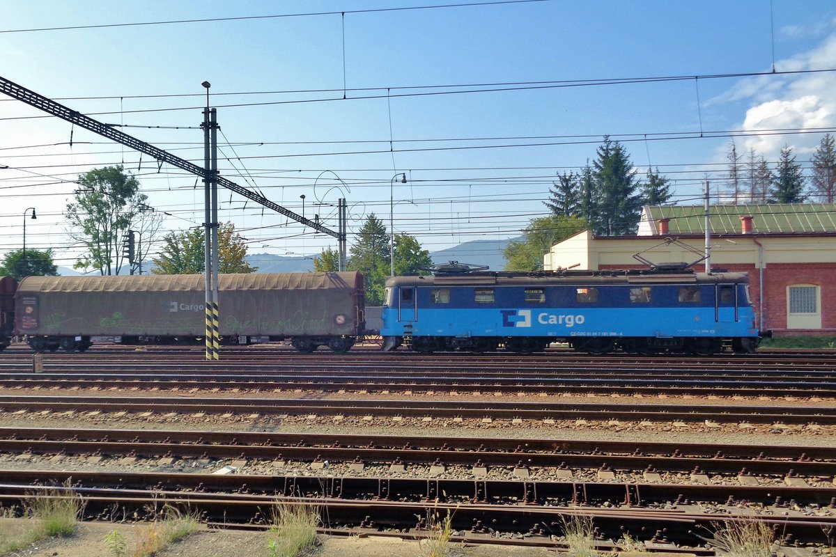 CD Cargo 181 008 is about to bank a steel traion toward Cadça out of Navsi on 13 September 2018.