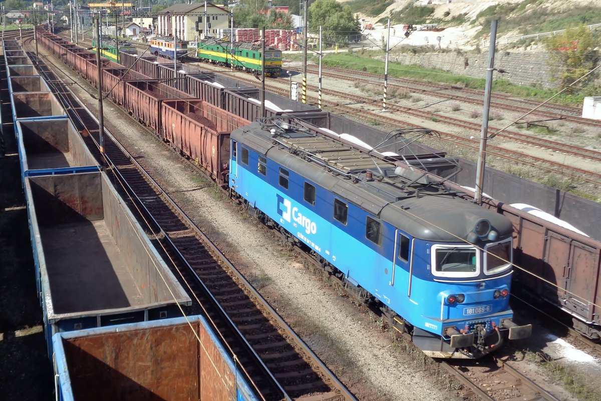 CD Cargo 181 069 readies herself to bank an empty coal train out of Cadça toward Czechia on 13 September 2018.