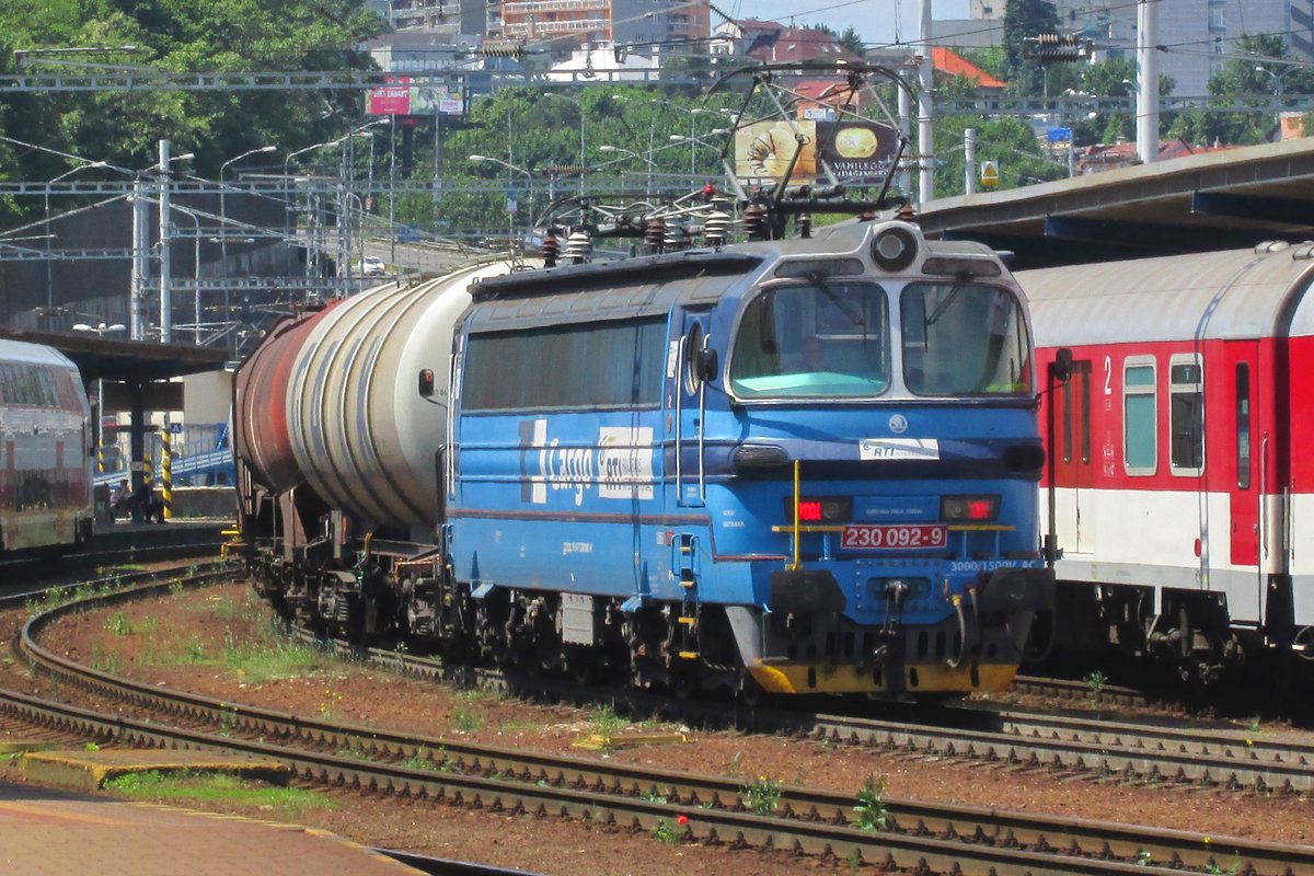 CD Cargo 230 092 banks an oil train through Bratislava hl.st. on 2 June 2015.