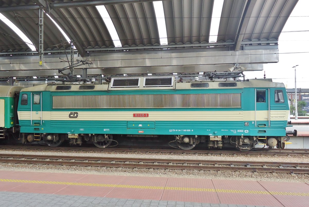 CD mercenary on Polish soil: CD 163 035 was rented by PKP-PR and is seen on 28 May 2015 at Katowice Glowny.