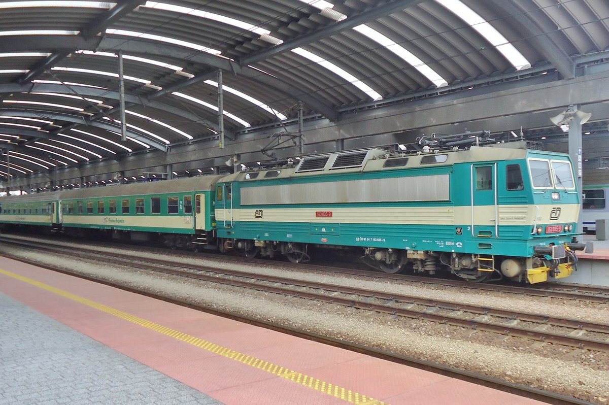 CD mercenary on Polish soil: CD 163 035 was rented by PKP-PR and is seen on 28 May 2015 at Katowice Glowny.
