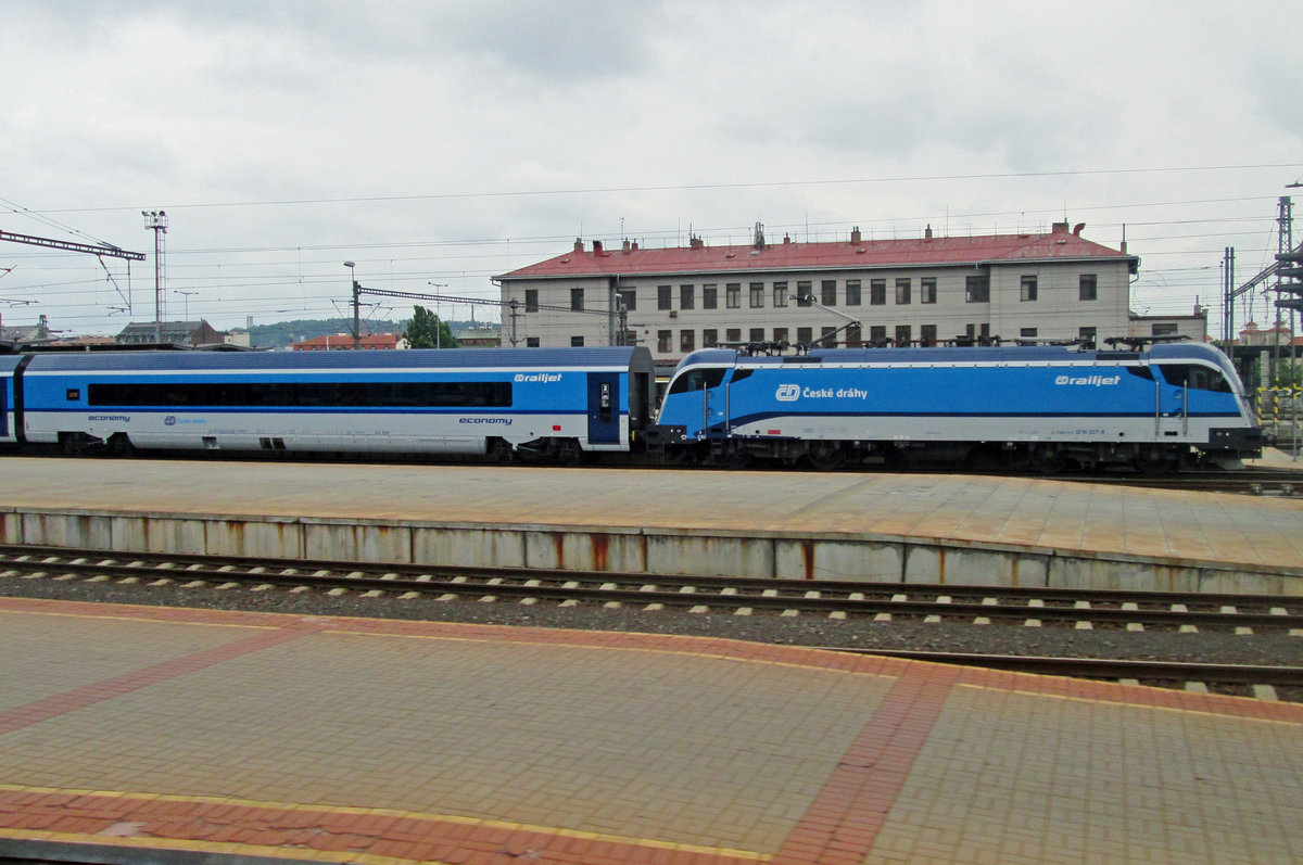 CD Railjet with 1216 237 stands in Praha hl.n. on 25 May 2015. 
