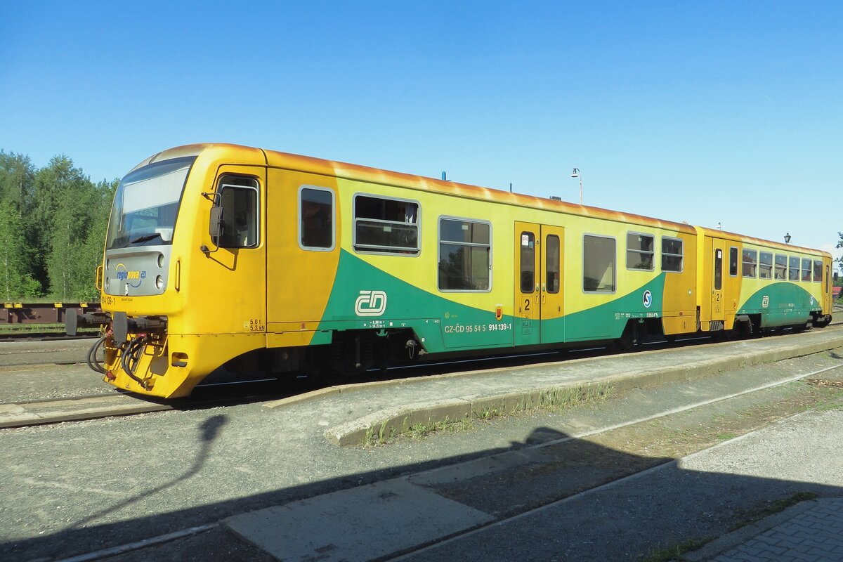 CD RegioNova 814/914 139 calls at Kladno on 12 June 2022.