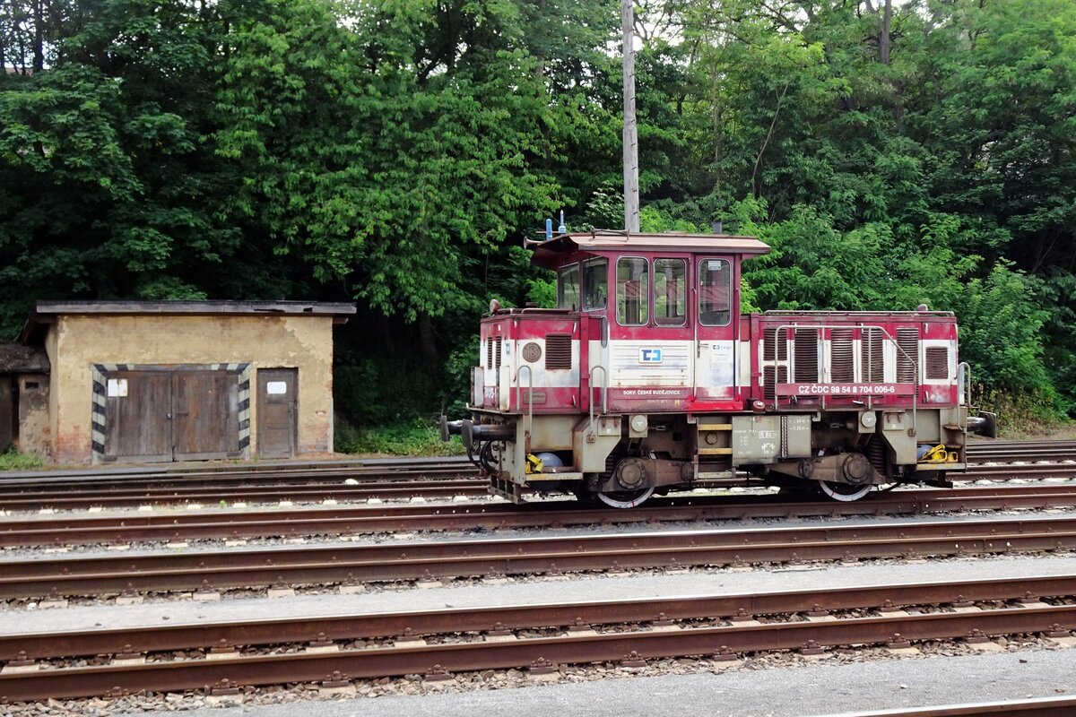 CD shunter 704 006 stands at rakovník on 10 June 2022.