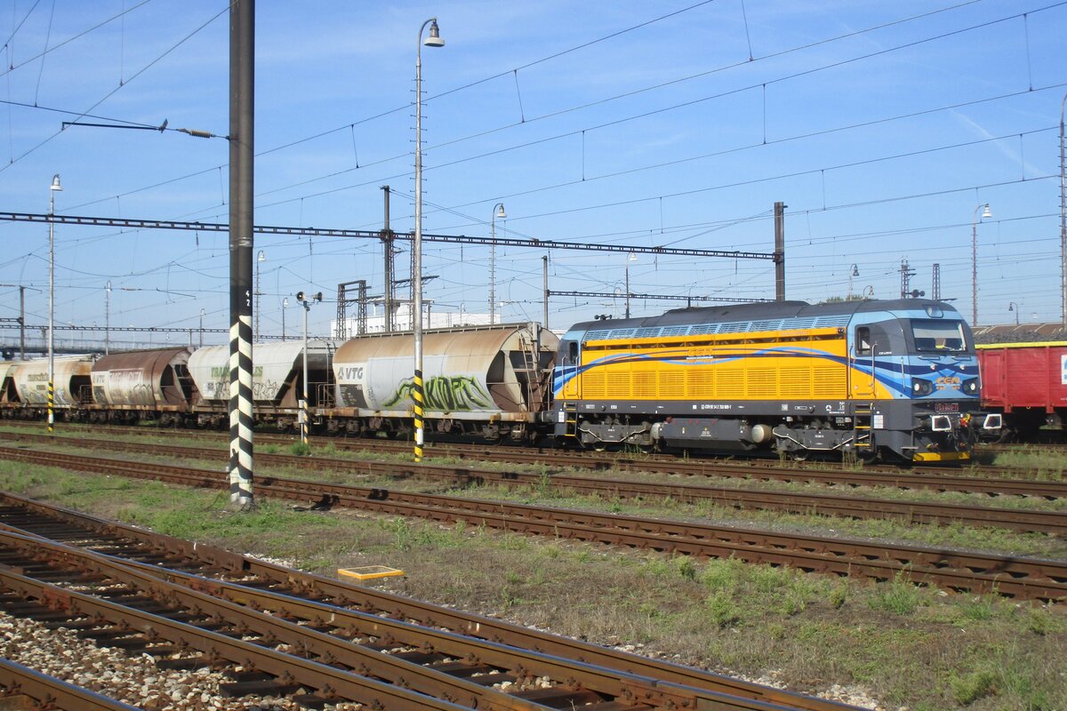 CER 753 609 hauls a cereals train into Sturovo on 12 September 2018.