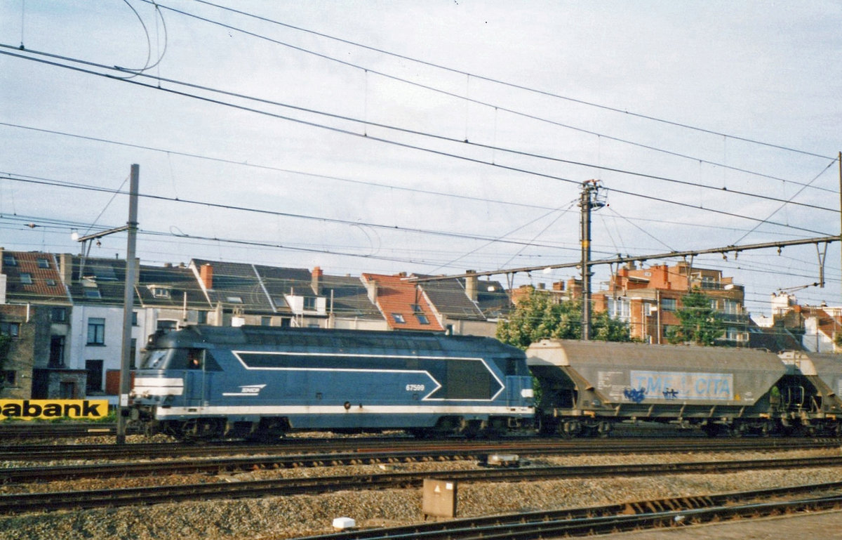 Cereals train headed by 67599 passes through Gent Sint-Pieters on 17 May 2002.