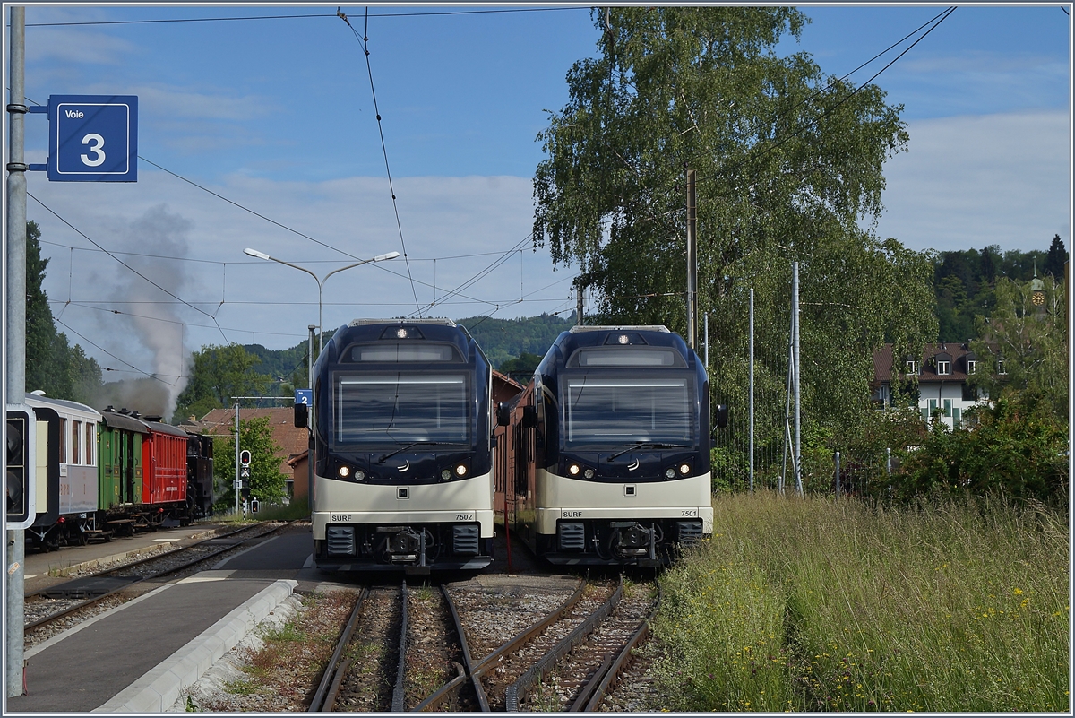 CEV MVR ABeh 2/6 7502 and 7501 by his weekend Break in Blonay. In the background the Riviera Belle Epoque on the way to Vevey. 

21.05.2018