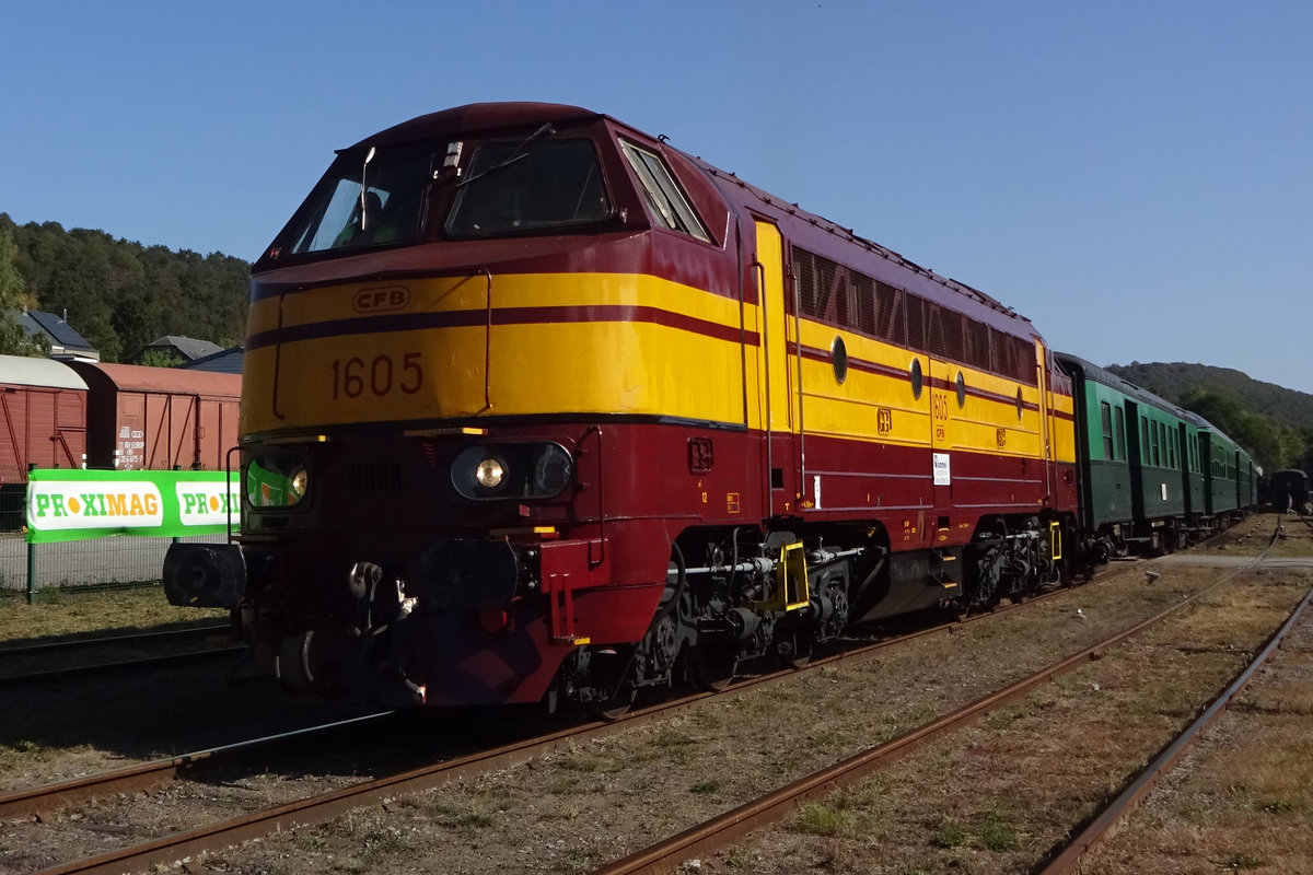 CFB 1605 -in quasi CFL painting- is about to haul the first shuttle from Mariembourg on 21 September 2019. This engine is owned by CFB but based at the CFV3V, who have scored an extra exhibition piece when the loco is not needed. The loco is a member of the Nohab CLass 52 even though she carries a CFL number. 