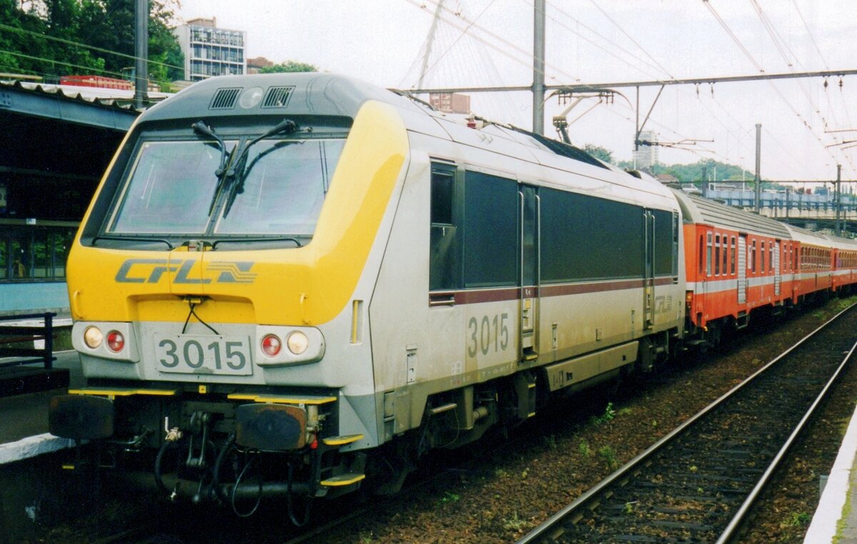 CFL 3015 hauls an IR from Luxembourg into Liége-Guillemins on 17 Mai 2002.