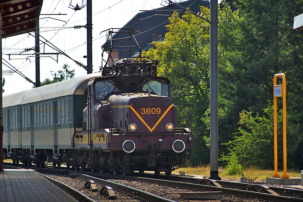 CFL 3609 hauls a RegioBunn into Petange on 19 May 2004.