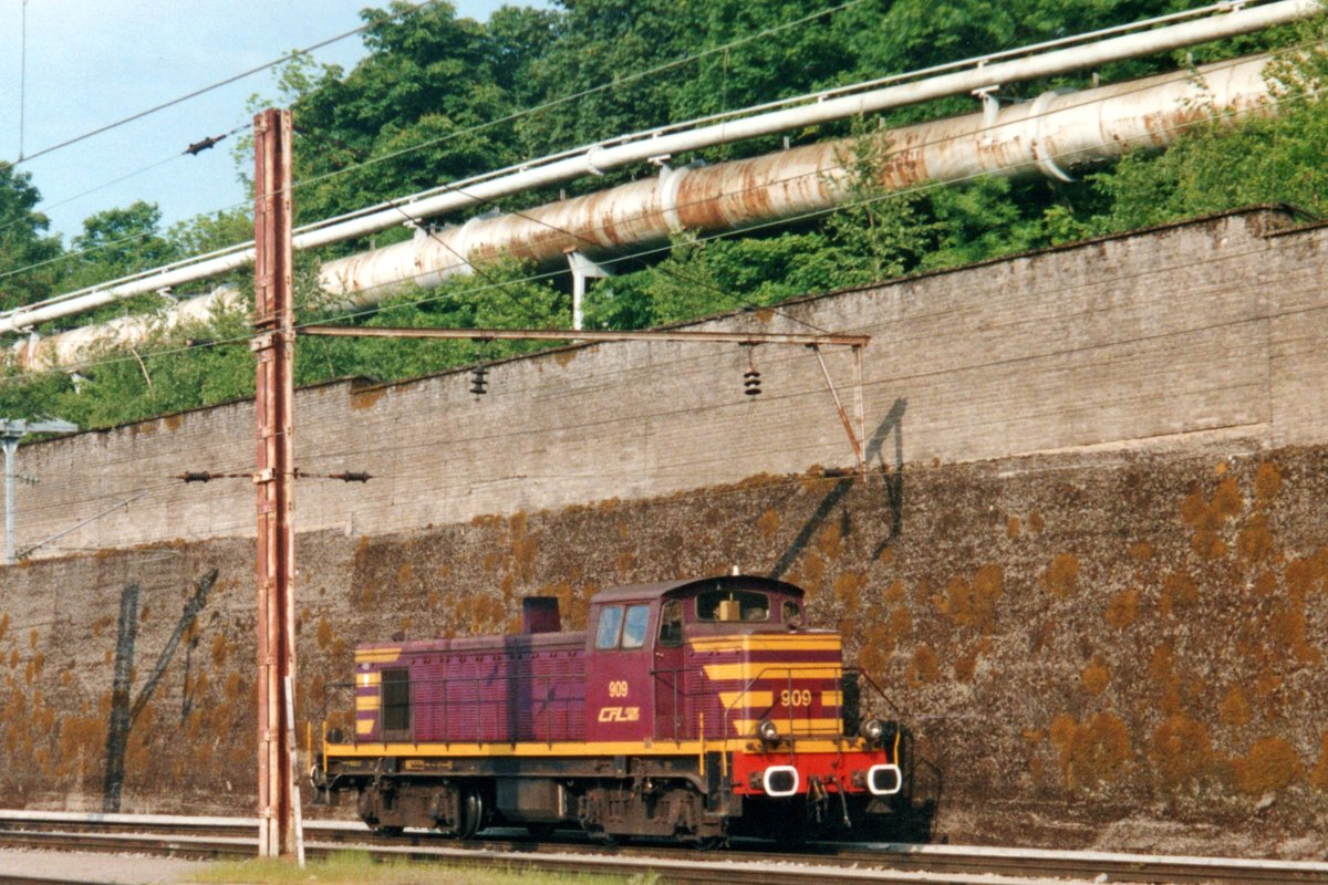 CFL 909 runs light through Esch sur Alzette on 20 May 2004.