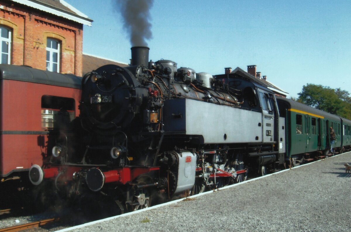 CFV3V 64 250 stands at Treignes on 26 September 2009. The grey paint job enabled photographers to make better detailed pictures in the era of black-and-white photography.