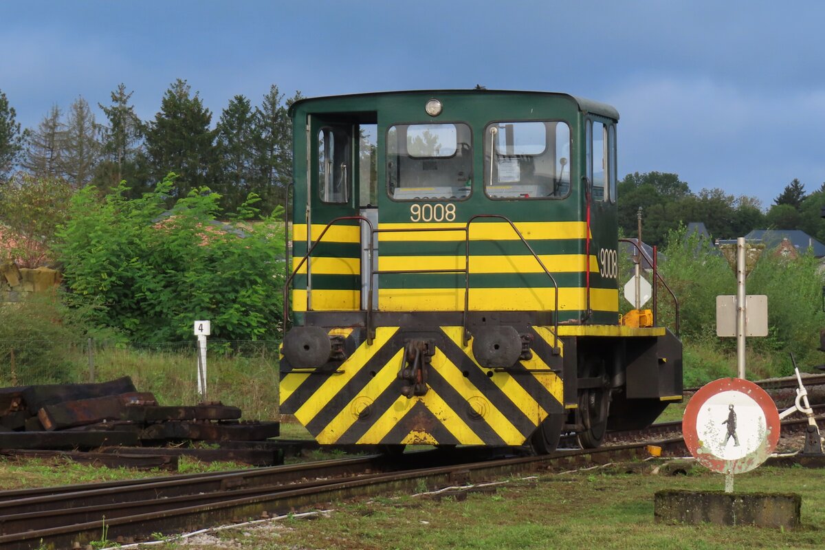 CFV3V's shunter 9008 stands on 22 September 2023 at Mariembourg and is about to bring in the second steam shuttle train to the platform of the CFV3V station there.