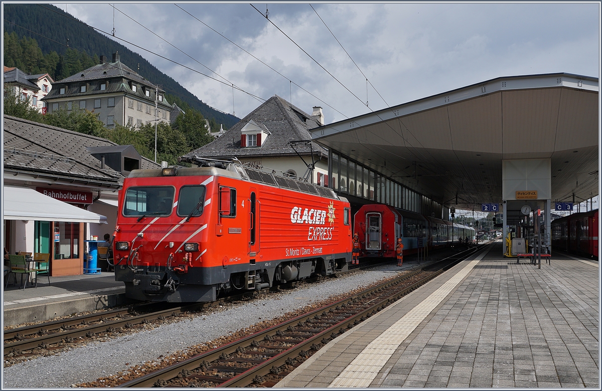 Change of the locomotives by the Glacier Express in Disentis: The MGB HGe 4/4 II N° 4 is now ready to deprature with his Glacier-Express to Zermatt.

16.09.2020