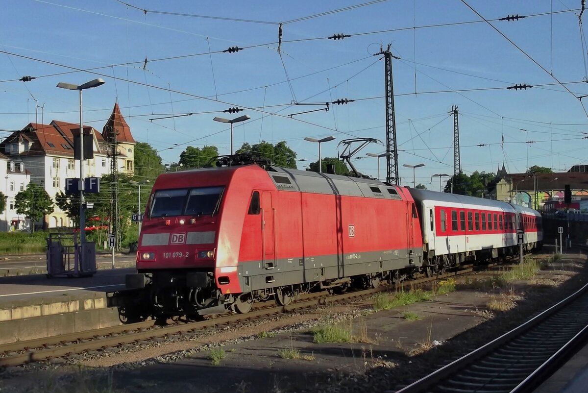 CityNightLine with 101 079 in front calls at Offenburg on her way to Hamburg-Altona via then Rhine and the Ruhr-area on 5 April 2014.