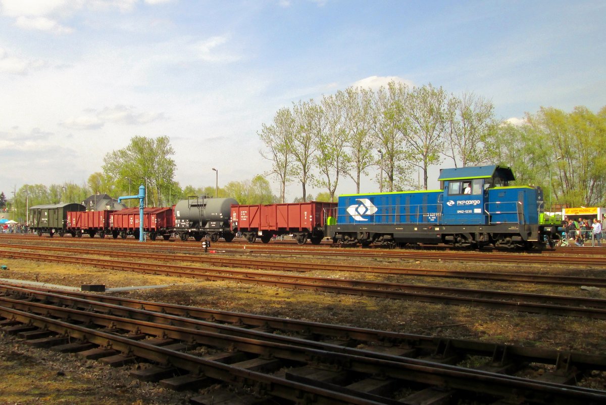 Clash of ages: heavily modernised SM 42 1230 hauls a photo freight from the sixties during the loco parade at Wolsztyn on 30 April 2016.