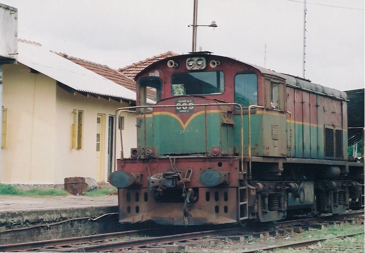Class M7 -809 Brush locomotive seen at Mahawa in bad condition in Aug 2007. Later this was repaired and a new coat of paint was given. Refer 14706 / 14703. 

