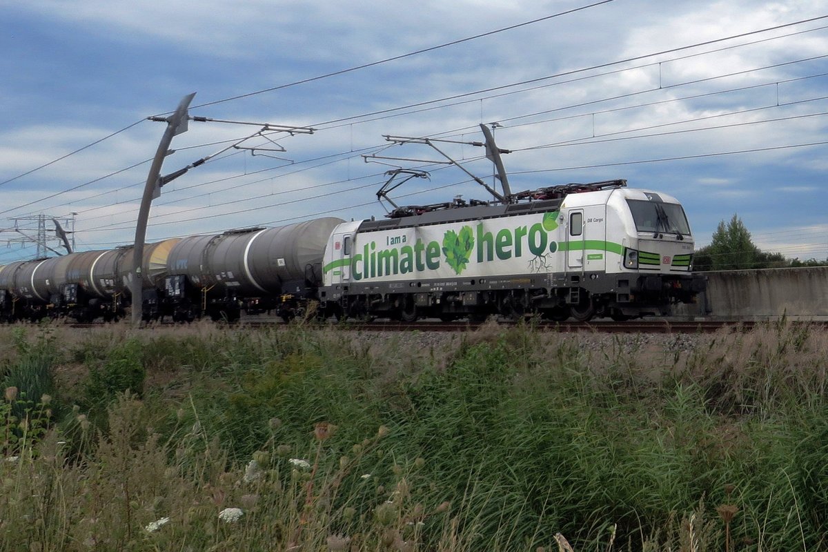 Climate Hero 193 363 passes through Valburg CUP on 20 August 2020.